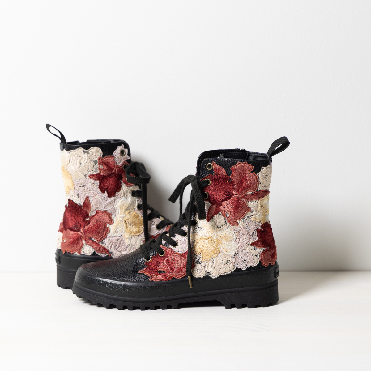【オーダーメイド】刺繍アップリケリメイクブーツ「朧にけぶる月の夜と深紅の花」Size 23.5cm